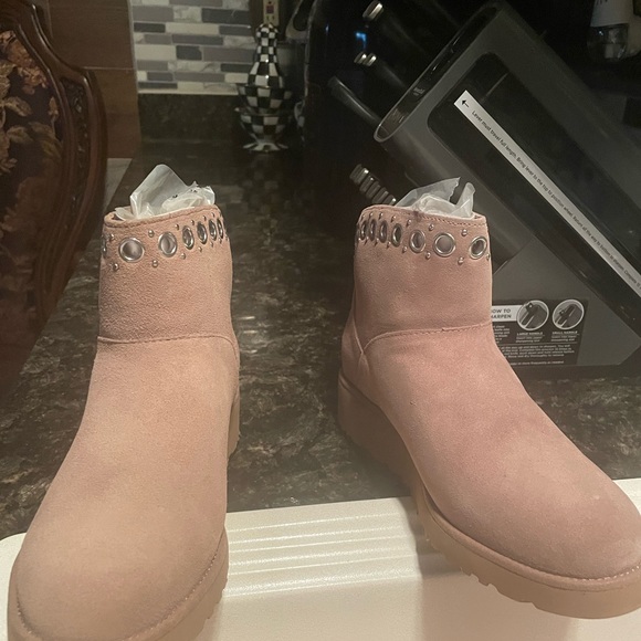 Ugg medallion short boot. Brand new. Size 8 - Picture 3 of 7